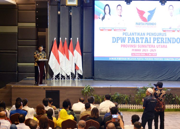 Gubernur Sumut, Bobby Nasution (kiri) saat menyampaikan sambutan pada pelantikan DPW Perindo Sumut periode 2024-2029.(Satunusantara news/HO-Diskominfo Sumut).