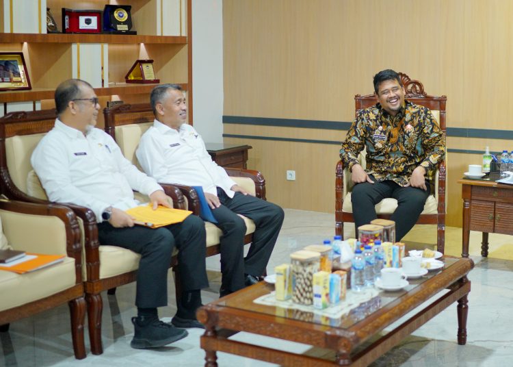 Gubernur Sumut, Muhammad Bobby Afif Nasution (kanan) saat menerima  Kepala Kantor Wilayah BPN Sumut Sri Pranoto, di Ruang Kerja Kantor Gubernur Sumut.(Satunusantara news/HO-Diskominfo Sumut).