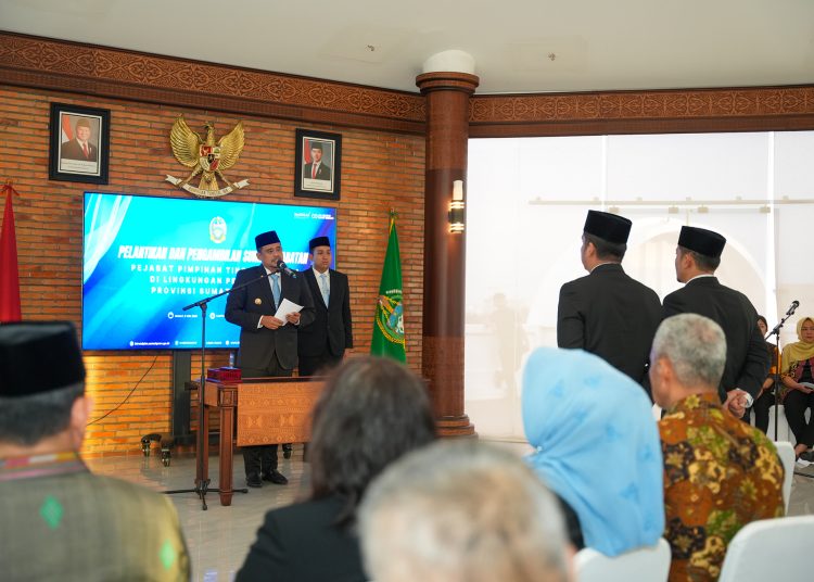 Gubernur Sumut, Muhammad Bobby Afif Nasution (kiri) saat melantik  Chusnul Fanany Sitorus sebagai Kepala Biro Umum dan Chandra Dalimunthe sebagai Kepala Biro PBJ di Kantor Gubernur Sumut.(Satunusantara news/HO-Diskominfo Sumut).