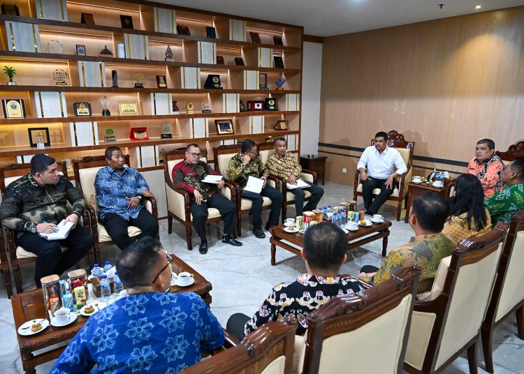 Gubernur Sumut  Bobby Afif Nasution (tengah) saat menerima kunjungan Kepala Kanwil Ditjen Imigrasi Sumut Teodorus Simarmata di Kantor Gubernur Sumut.(Satunusantara news/HO-Diskominfo Sumut).