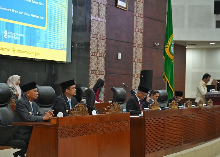 Gubernur Sumut,  Muhammad Bobby Afif Nasution (kiri) saat  rapat paripurna dewan yang digelar di Gedung DPRD Sumut.(Satunusantara news/HO-Diskominfo Sumut).