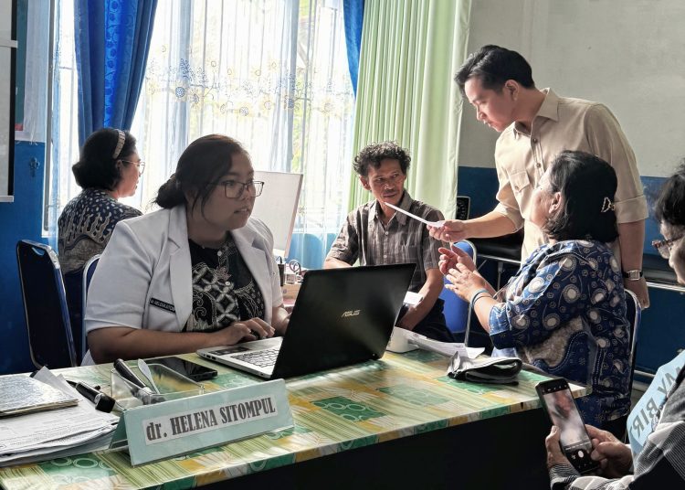 Wapres RI, Gibran Rakabuming Raka (dua kanan) saat meninjau Puskesmas Sigompul, Desa Pargaulan, Kecamatan Lintong Nihuta, Kabupaten Humbahas.(Satunusantara news/HO-Diskominfo Sumut).