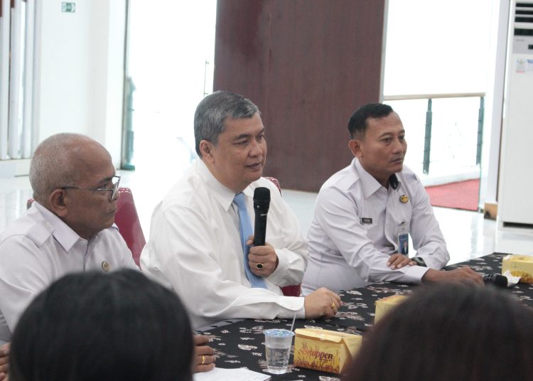 Kakanwil Ditjen Imigrasi Sumut, Teodorus Simarmata (tengah)  menyatakan siap menerima 146 CPNS, Tim Panitia telah terbentuk dan siap  melaksanakan registrasi ulang.(Satunusantara news/HO-Kanwil Ditjen Imigrasi Sumut).