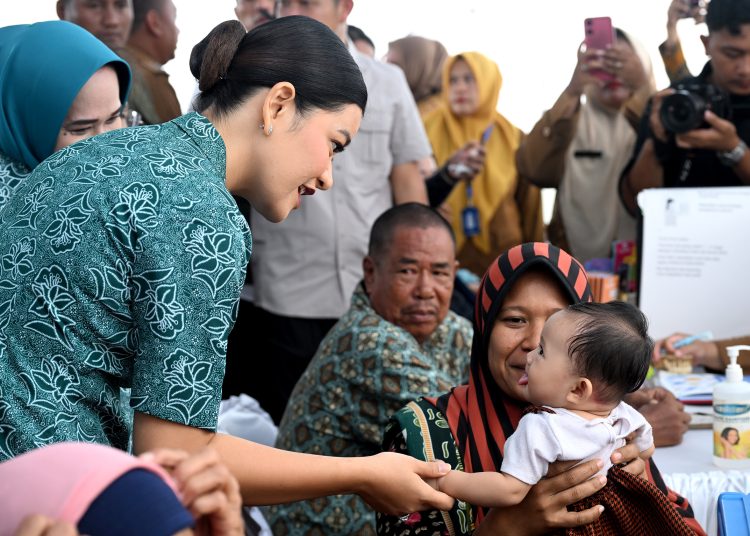 Ketua TP PKK Sumut,  Kahiyang Ayu (tangah) saat mengunjungi Posyandu di Desa Paluh Kemiri dan Kelurahan Lubukpakam, Kabupaten Deliserdang.(Satunusantara news/HO-Diskominfo Sumut).