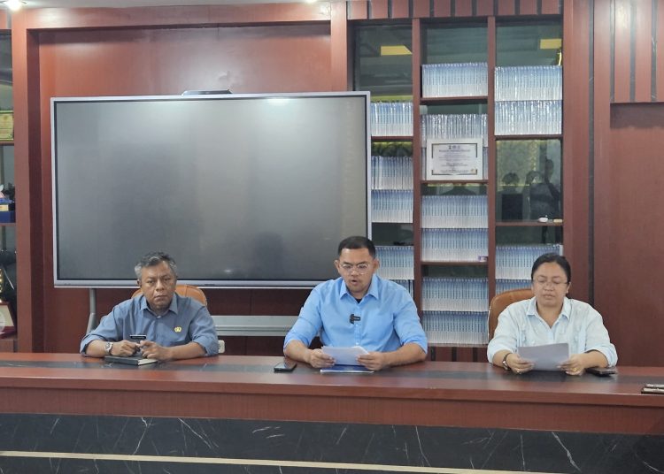 Kepala Dinas Pendidikan Sumut,  Alexander Sinulingga (tengah) saat memberikan keterangan mengenai SPMB untuk jenjang SMA dan SMK tahun ajaran 2025–2026. (Satunusantara news/HO-Dinas Kominfo Sumut)