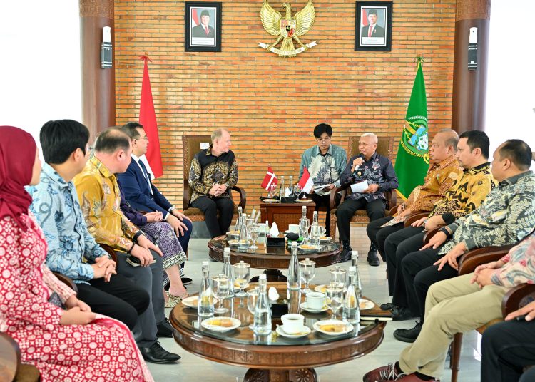 Wagub Sumut,  Surya, saat menerima kunjungan Duta Besar Denmark untuk Indonesia, Sten Frimodt Nielsen di Anjungan Lantai 9, Kantor Gubernur, Jalan Diponegoro, Medan.(Satunusantara news/HO-Diskominfo Sumut).