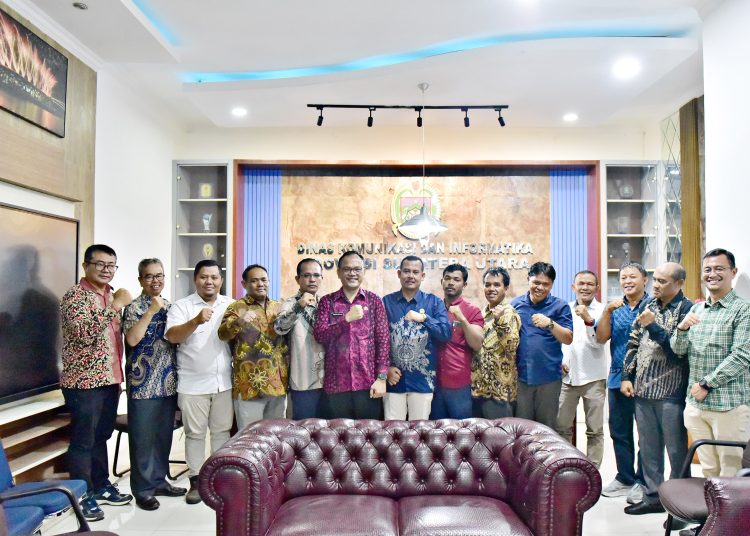Plt Kepala Dinas Kominfo Sumut, Porman Mahulae, saat foto bersama dengan  anggota Komsi II DPRD  Humbahas di  Kantor Dinas Kominfo Sumut.(Satunusantara news/HO-Diskominfo Sumut).