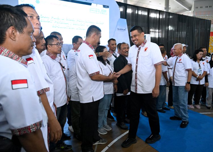 Gubernur Sumut, Muhammad Bobby Afif Nasution, (kanan) menyalami para buruh yang merayakan May Day Fair 2025, yang diselenggarakan di Gedung Serba Guna Jalan Williem Iskandar, Kabupaten Deliserdang.(Satunusantara news/HO-Diskominfo Sumut).