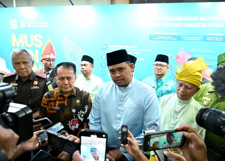 Gubernur Sumut, Bobby Nasution (tengah) dengan ramah menjawab pertanyaan wartawan usai membuka Musrenbang RPJMD 20225-2026 di Aula Raja Inal Siregar  lantai 2 Kantor Gubernur Sumut di Medan.(Satunusantara news/HO- Diskominfo Sumut).