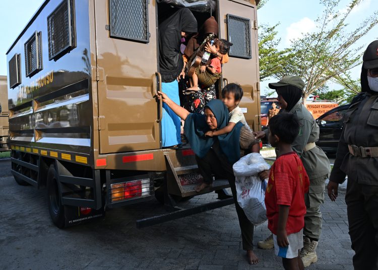 Petugas Satpol PP Pemprov Sumut, saat mengangkut anak-anak jalananan sebagai pengamen dan pengemis di jalanan yang terkena razia ke  dalam mobil Satpol PP Pemprov Sumut.(Satunusantara news/HO-Diskominfo Sumut).