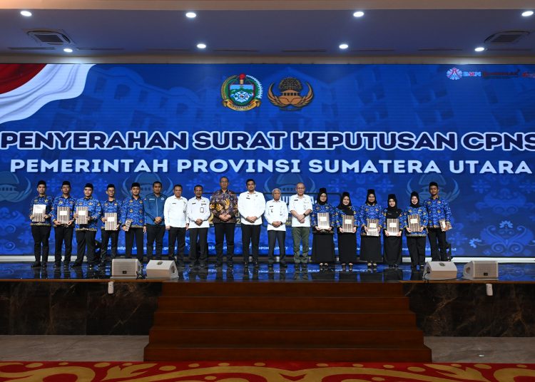 Gubernur Sumut,  Bobby Nasution (tengah) saat foto bersama dengan CPNS di lingkungan Pemprov Sumut, yang menerima SK Pengangkatan.(Satunusantara news/HO-Diskominfo Sumut).