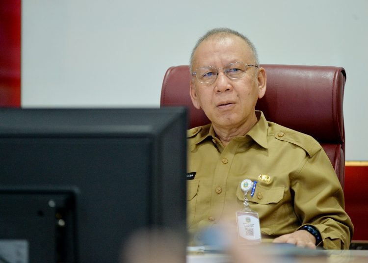 Pj Sekdaprov Sumut, M. Armand Effendy Pohan,saat mengikujti secara virtual Rakor Pengendalian Inflasi 2025, dari Kantor Gubernur Sumut.(Satunusantara news/HO-Diskominfo Sumut).