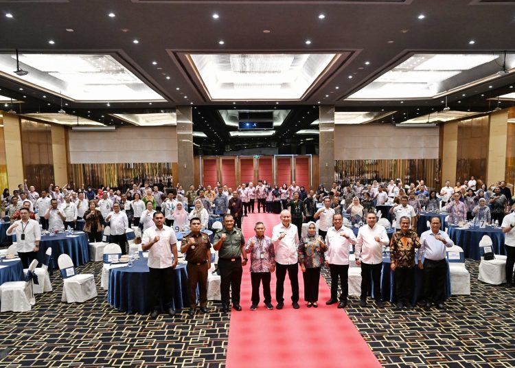 Peserta Acara Konsolidasi Wilayah dan Penandatanganan Pakta Integritas dalam Mendukung Penerimaan Siswa Baru, saat foto bersama di Meda.(Satunusantara news/HO-Diskominfo Sumut).