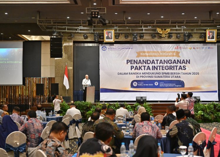 Pj Sekda Pemprov Sumut, Effendi Pohan, saat menyampaikan sambutan pada rapat Konsolidasi Wilayah dan Penandatanganan Pakta Integritas dalam Rangka Mendukung SPMB Bersih tahun 2025 di Provinsi Sumut yang diselenggarakan oleh BPMP) Sumut di Medan.(Satunusantara news/HO-Diskominfo Sumut).