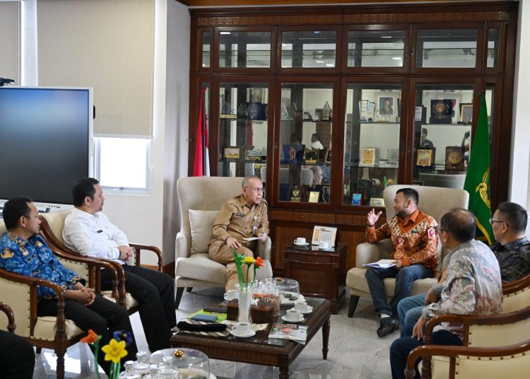 Pj Sekdaprov Sumut,  Effendy Pohan (tengah) saat menerima audiensi pengurus Pinsar Indonesia dan Panitia Peringatan Hari Ayam dan Telur Nasional, di Ruang Kerja Sekdaprov Sumut.(Satunusantara news/HO-Diskominfo Sumut).