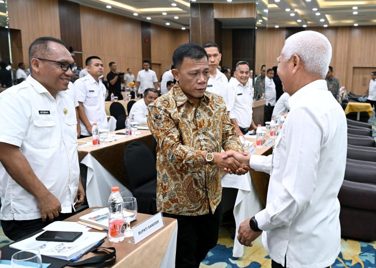 Wakil Gubernur Sumut, Surya (kanan) saat bersalaman dengan peserta Rapat Koordinasi Penanganan Jalan dan Jembatan Sumut di  Medan.(Satunusantara news/HO-Diskominfo Sumut).