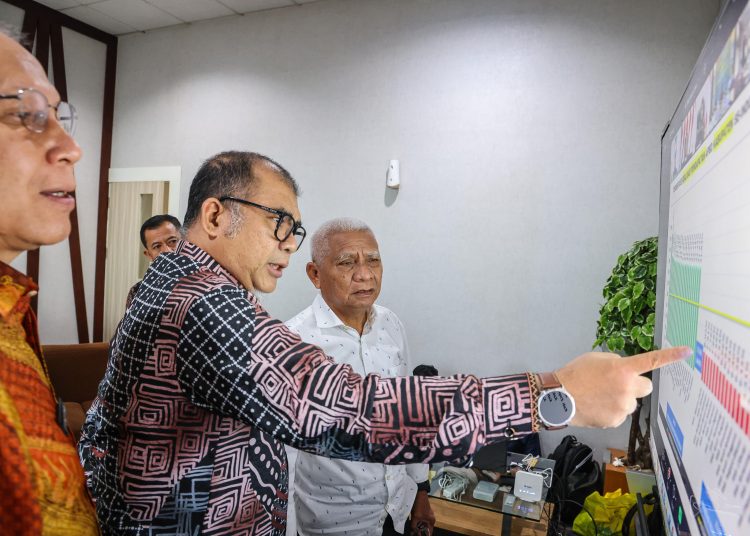 Wakil Gubernur Sumut, Surya (kanan) saat melihat di peta mengenai Produk Domestik Rigional (PDRB) Lapangan Usaha, saat Rakor Percepatan Realisasi Pendapatan dan Belanja Daerah  dalam Meningkatkan  Pertumbuhan Ekonomi secara virtual di Jakarta.(Satunusantara news/HO-Diskominfo Sumut).