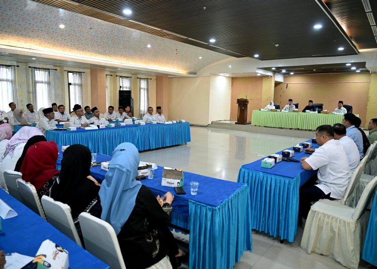Pj Sekdaprov Sumut, Effendy Pohan  (tengah) saat menyampaikan pengarahan pada rapat pemantapan tugas- tugas persiapan operasional penyelenggaraan ibadah haji embarkasi Kualanamu Airport (KNO) Medan tahun 1446 H/2025 M, di Gedung Al Munawarah Lantai IV Asrama Haji Medan.(Satunusantara news/HO-Diskominfo Sumut).