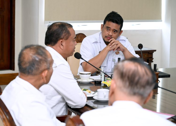 Gubernur Sumut Bobby Nasution (kanan)  saat memimpin Rakor Produksi dan Hilirisasi Komoditas Jeruk di Kantor Gubernur Sumut.(Satunusantara news/HO-Diskominfo Sumut)