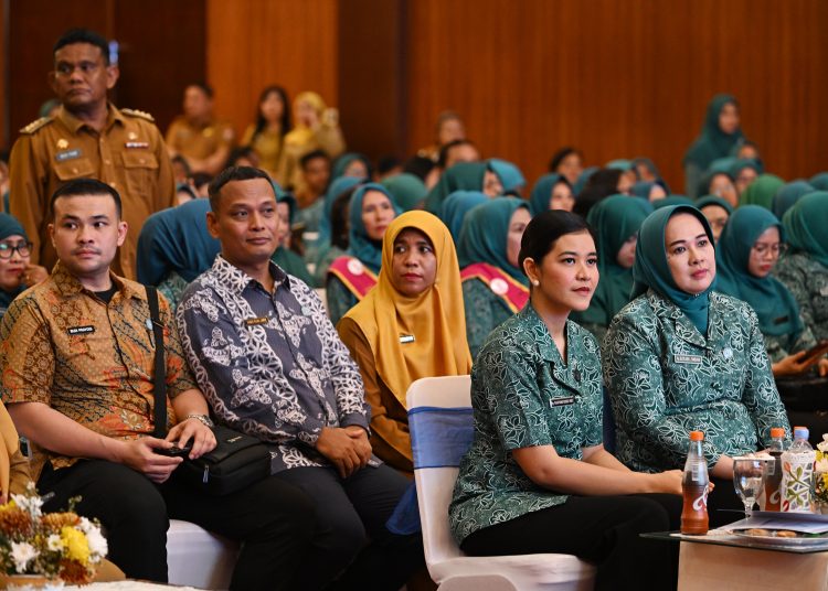 Ketua TP PKK Sumut, Kahiyang Ayu (nomor empat kir) saat melaksanakan Supervisi Desa/Kelurahan Percontohan Pelaksanaan 10 Program Pokok PKK tingkat provinsi, di Graha Bhineka Perkasa Jaya, Lubukpakam, Kabupaten Deliserdang.(Satunusantara newa/HO-Diskominfo Sumut).