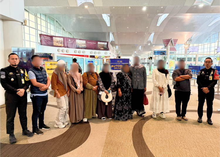 Petugas Imigrasi Medan di  Bandara Internasional Kualanamu berhasil menggagalkan keberangkatan sembilan WNI yang diduga akan menunaikan ibadah haji secara nonprosedural. (Satunusantara news/HO-kanwil Ditjen Imigrasi Sumut).