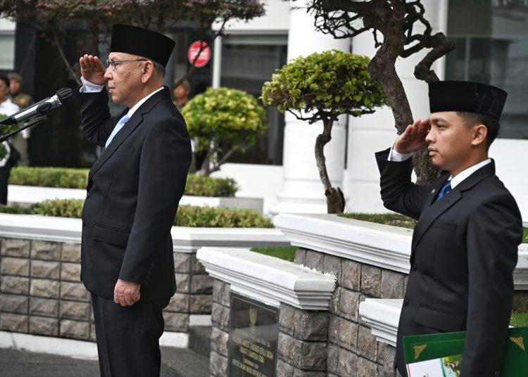 Pj Sekda Pemprov Sumut, Effendy Pohan  (kiri) saat memimpin upacara Peringatan ke-117 Hari Kebangkitan Nasional di halaman apel Kantor Gubernur Sumut.(Satunusantara news/HO-Diskominfo Sumut).