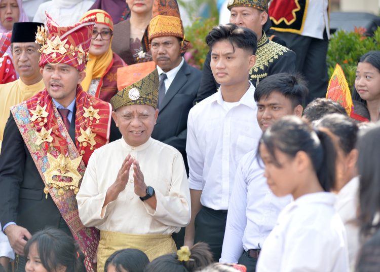 Wakil Gubernur Sumut,  Surya, menggunakan pakaian adat melayu pada  upacara Hardiknas Tahun 2025, di Lapangan Astaka, Jalan Williem Iskandar, Kabupaten Deliserdang. (Satunusantara news/HO-Diskominfo Sumut).