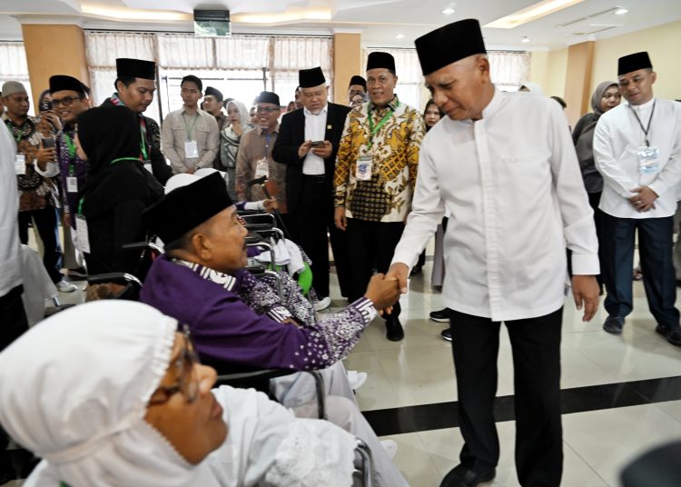 Wagub Sumut,  Surya (kanan) menyalami salah seorang jemaah haji lanjut usia (Lansia) dari Kloter 01 Embarkasi Medan asal Padangsidimpuan di Asrama Haji Medan.(Satunusantara news/HO-Diskominfo Sumut).