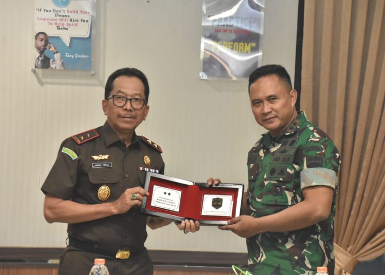 Pangdam I/BB,  Mayjen TNI Rio Firdianto (kanan) saat menyerahkan cendramata kepada Kajati Riau, Akmal Abbas (kiri) di Kantor Kejati Riau.(Satunusantara news/HO-Pendam I/BB).
