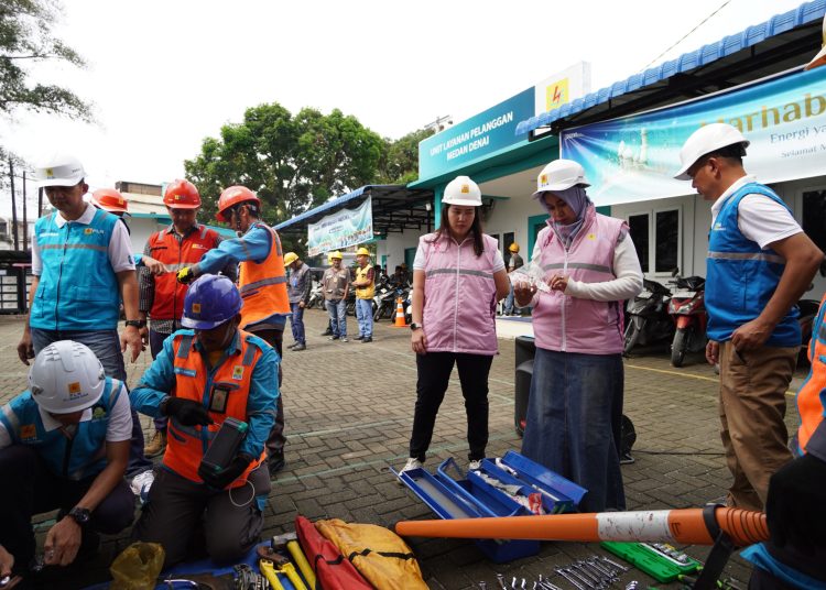 Tri Rahayu, Manajer ULP Medan Denai,  Tri Rahayu (nomor tiga kanan) saat melakukan pengecekan kelengkapan peralatan di ULP Medan Denai.(Satunusantara news/HO-Humas PLN UID Sumut).