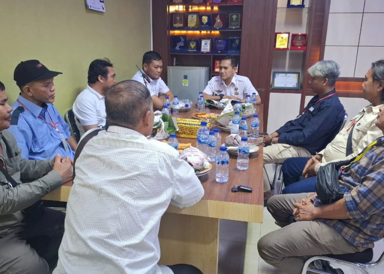 Kepala Rutan Kelas I Labuhan Deli, Eddy Junaedi (tengah) saat menerima   kunjungan tim delapan media Sumut, di  Rutan Labuhan Deli.(Satunusantara news/HO-Dokumen).