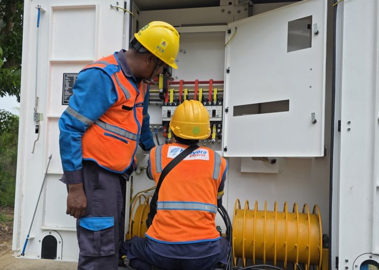 Petugas PLN UP3 Lubuk Pakam, saat melakukan pengecekan jaringan  menunjukkan komitmen penuh dalam mendukung suksesnya MTQ ke-58 Tingkat Kabupaten Deli Serdang.(Satunusantara news/HO-Humas PLN UID Sumut).