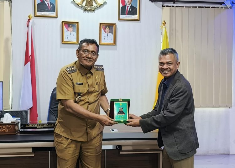 Manajer PLN UP3 Bukit Barisan, Ramses Hutajulu (kanan) saat menyerahkan cendramata kepada Bupati Dairi, IVickner Sinaga, di Kabupaten Dairi.(Satunusantara news/HO-Humas PLN UID Sumut).