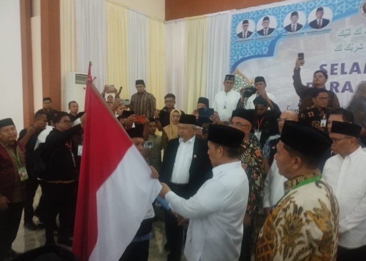 Wakil Menteri kemeja putih) saat menyerahkan bendera merah putih  kepada  Nazamuddin Binangan Siregar, Pimpina KLoter 01 asal Padangsidimpuan di Asrama Haji Medan.(Satunusantara news/Munawar).