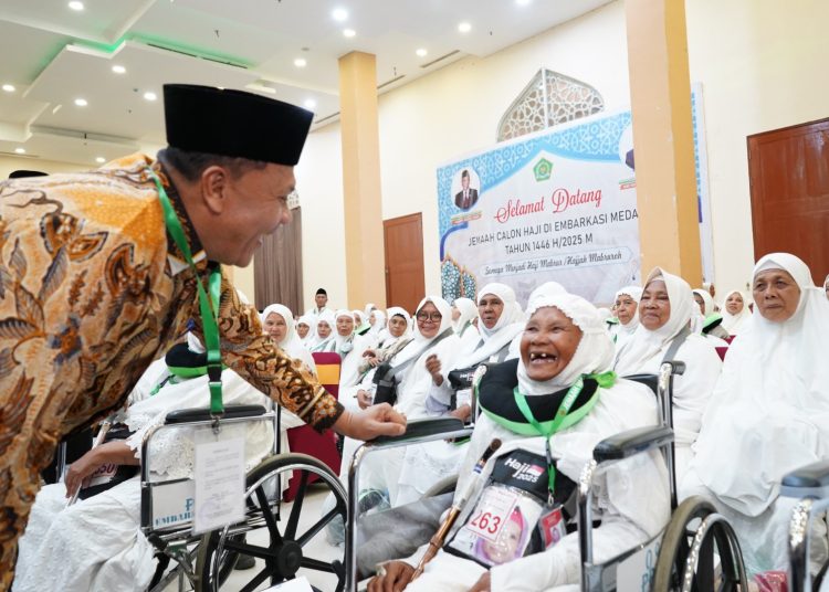Ketua PPIH Embarkasi Medan, H. Ahmad Qosbi (kiri) saat dialog dengan seorang jemaah calon haji yang lanjut usia, Kloter 1 asal Kota Padangsidimpuan, di Aula Jabal Nur Asrama Haji Medan.(Satunusantara news/HO-Humas Haji Embarkasi Medan).