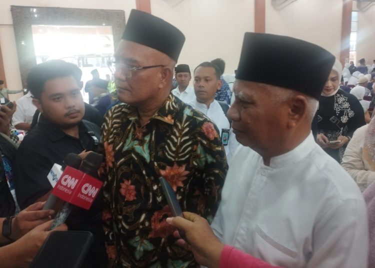 Ketua Komisi VIII DPR, Marwan Dasopang (tengah) saat diwawancarai wartawan, usai pemberangkatan jemaah haji Kloter 01 Embarkasi Medan asal Padangsidimpuan, di Asrama Haji Medan.(Satunusantara news/Munawar).