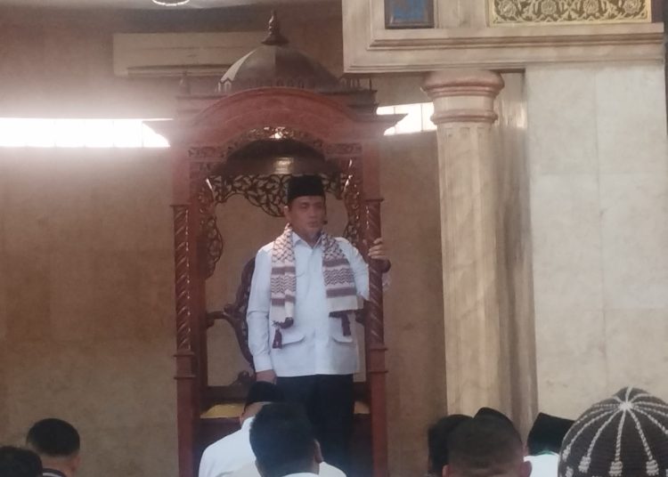 Wamenag RI H. Romo Muhammad Syafii (tengah) saat , menjadi Khatib pada Shalat Jum'at, di Masjid Namiroh Asrama Haji Medan.(Satunusantara news/Munawar).