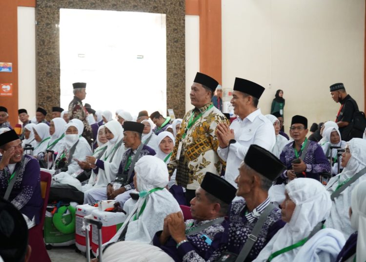 Wakil Menteri  Agama RI,  H.Raden Muhammad Syafii (kemeja putih) bersama Ketua PPIH Embarkasi Medan H. Ahmad Qosbi, saat meninjau keberangkatan jemaah haji Kloter 01 asal Padangsidimpuan di Asrama Haji Medan,(Satunusantara news/HO-Humas PPIH Embarkasi Medan).