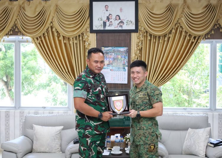 Pangdam I/BB,  Mayjen TNI Rio Firdianto (kiri) saat menerima cendramata dari Atase Darat Singapura di Jakarta, Kolonel Stanley Lim, di Ruang Tamu Pangdam Lt II Makodam I/BB, Medan.(Satunusantara news/HO-Pendam I/BB).