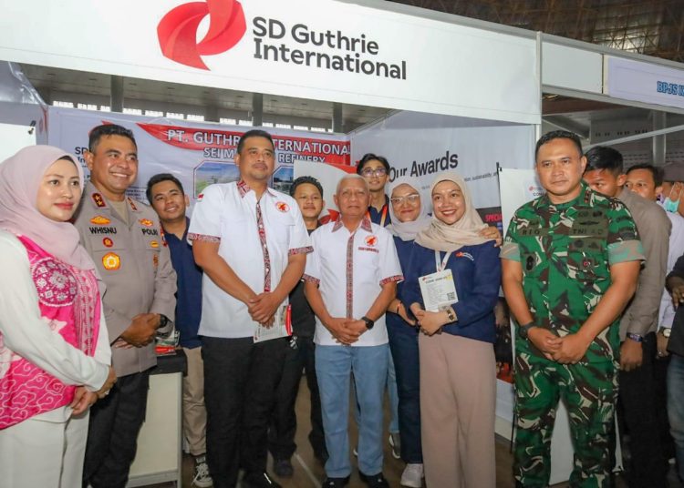 Pangdam I/BB,  Mayjen TNI Rio Firdianto (kanan) saat  menghadiri Mayday Fair dan Job Fair Sumut 2025  di Gedung Serba Guna  Pemprov Sumut, Deli Serdang.(Satunusantara news/HO-Pendam I/BB).,