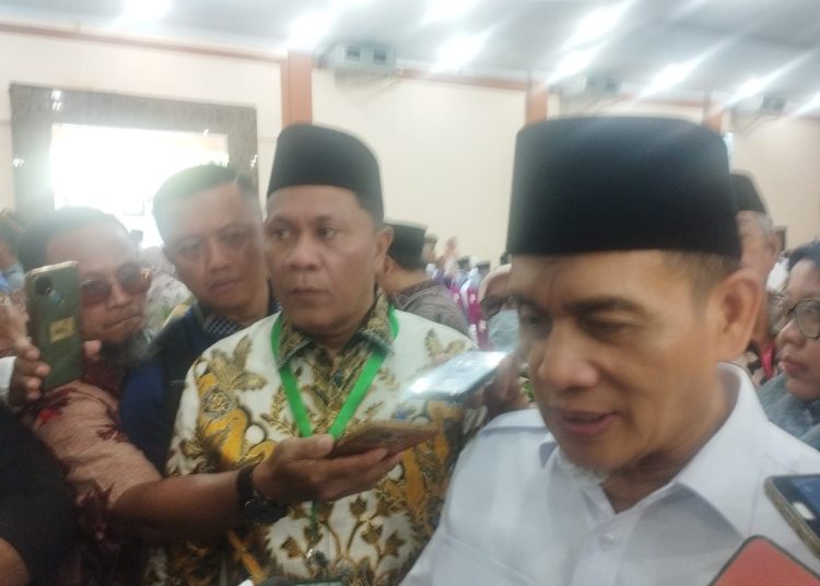 Wamenag RI, Romo Muhammad Syafii (kanan ) saat diwawancari wartawan, usai memberangkatkan jemaah haji Klotet 01 asal Padangsidimpuan di Asrama Haj Medan.(Satunusantara news/Munawar).