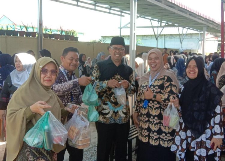 Rektor UNhaj Sumut,  Prof. Dian Armanto,M.Pd,MA,M.Sc,Ph.D (tengah) melaksanakan kegiatan bajar usai kegiatan Upacar Hardiknas tahun 20035 di kampus UNhaj Sumut.(Satunusantara news/HO-UNhaj Sumut).