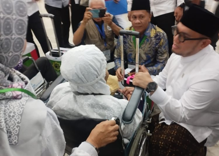 Wakil Kepala Badan Penyelenggara Haji,  Dahnil Anzar Simanjuntak (kanan) saat menemui jemaah haji lanjut usia yang tergabung di Kloter 02 Embarkasi Medan di Asrama Haji Medan.(Satunusantara news/Munawar).
