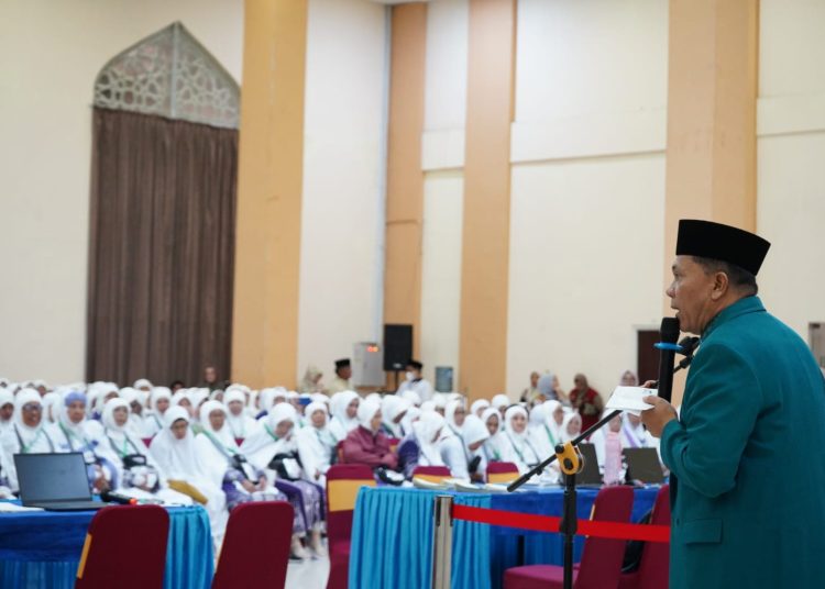 Ketua  PPIH Embarkasi Medan, H. Ahmad Qosbi, S.Ag, MM (kanan) saat menyampaikan sambutan  ketika menerima kedatangan jemaah Kloter 02 asal Kabupeten Deli Serdang di Aula Jabal Nur Asrama Haji Medan.(Satunusantara news/HO-Humas Haji Embarkasi Medan).