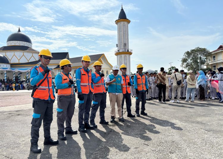 Petugas PLN  UP3 Medan Utara memastikan keandalan pasokan listrik dalam mendukung pelaksanaan Upacara Hardiknas 2025  di Lapangan Astaka Pancing, Medan. (Satunusantara news/HO-Humas PLN UID Sumut).
