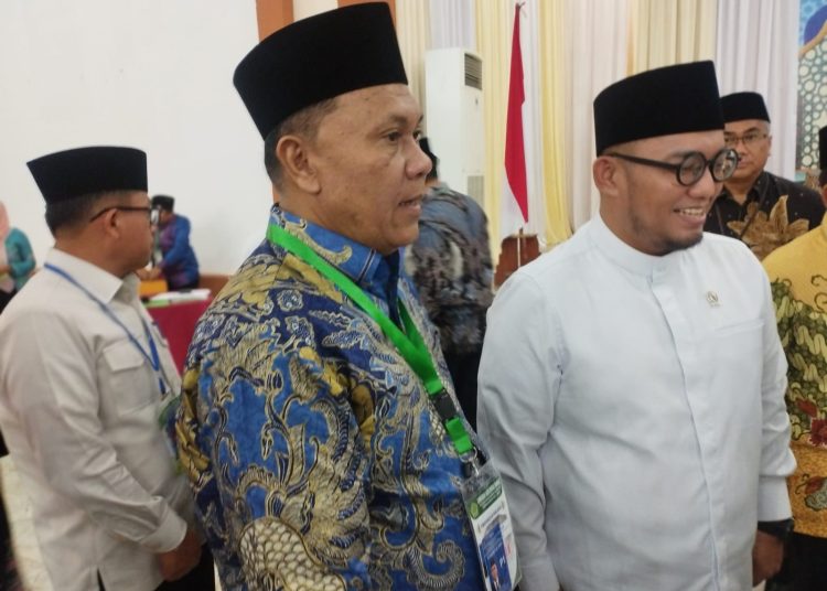 Ketua PPIH Embarkasi Medan H. Ahmad Qosbi,  (tengah)  mendampingi Wakil Kepala BP Haji, Dahnil Anzar Simanjuntak (kanan)  saat meninjau jemaah haji Kloter 02 Embarkasi Medan di Asarama Haji Medan.(Satunusantara news/Munawar).