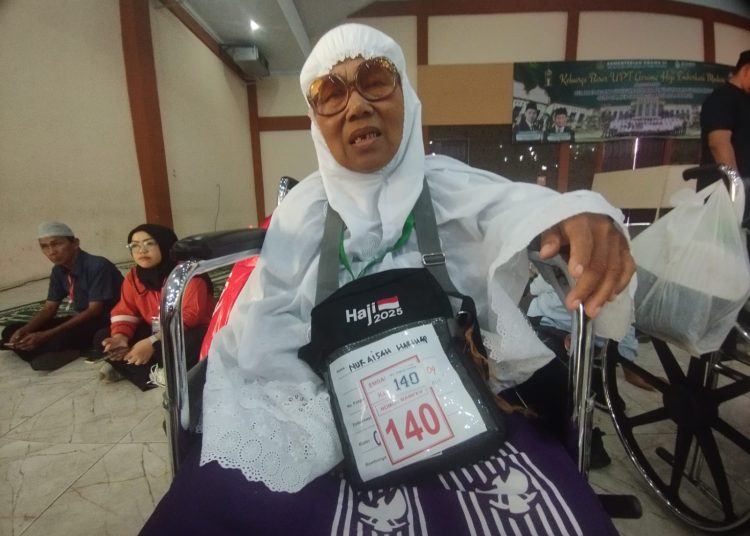 Nur Aisah Harahap (67) jemaah haji tergabung di Kloter 01 Embarkasi Medan asal Kota Padangsidimpuan,  saat akan berangkat ke tanah suci.(Satunusantara news/Munawar).