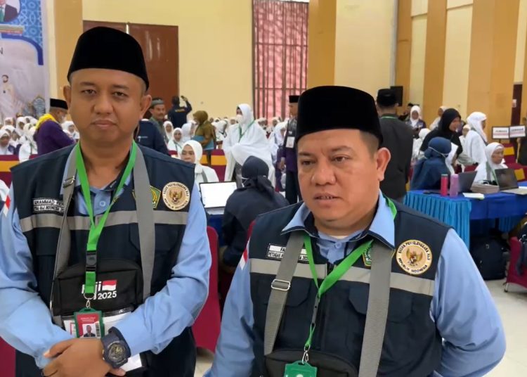 TPHI Kloter 4 Embarkasi Medan, Muhammad Fery (kiri) dan TPIHI Fachrizal, saat berada di Asrama Haji Medan.(Satunusantara news/HO-Humas PPIH Embarkai Medan).