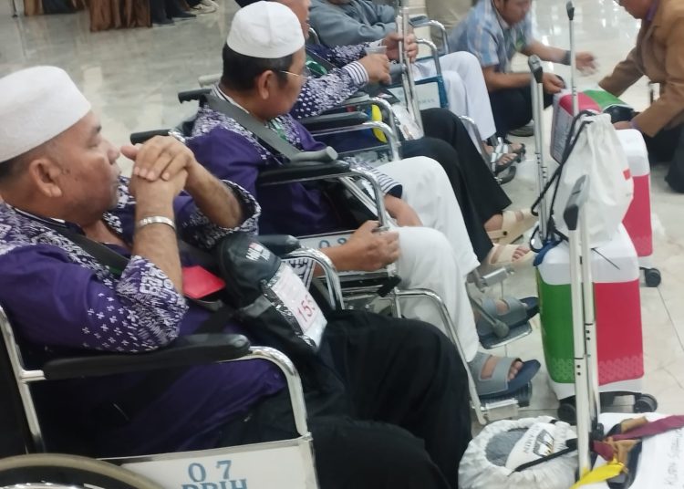 Jemaah haji lanjut usia (Lansia) yang tergabung di Kloter 03 Embarkasi Medan, saat akan berangkat ke tanah suci dari Asrama Haji Medan.(Satunusantara news/Munawar).