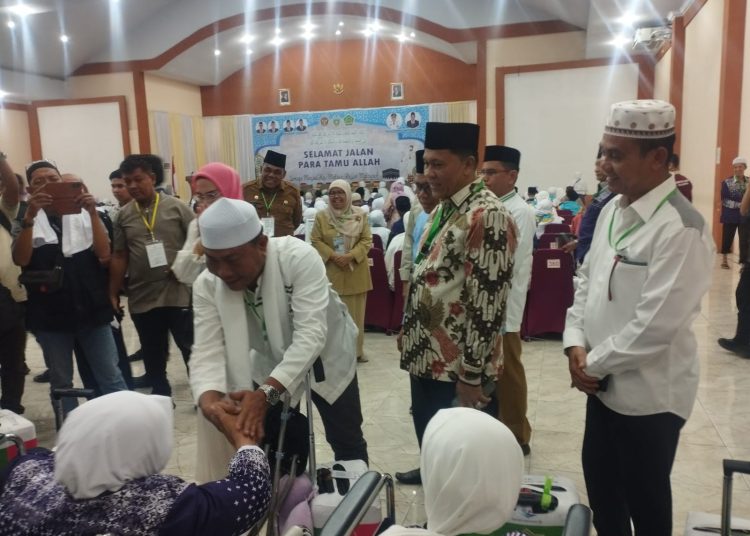 Ketua PPIH Embarkasi Medan H. Ahmad Qosbi (dua dari kanan) saat menemui dan memberi semangat  para  jemaah haji lansia yang tergabung di Kloter 04 Embarkasi Medan.(Satunusantara news/Munawar)